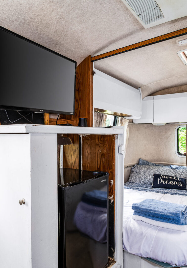ZJP - RBR -16 Airstream TV and Bed